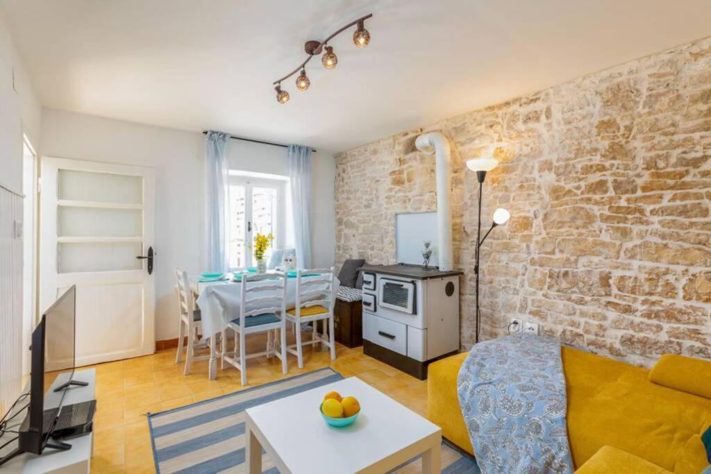 Casa Di Pietra Matelici Βίλα Divšići Εξωτερικό φωτογραφία